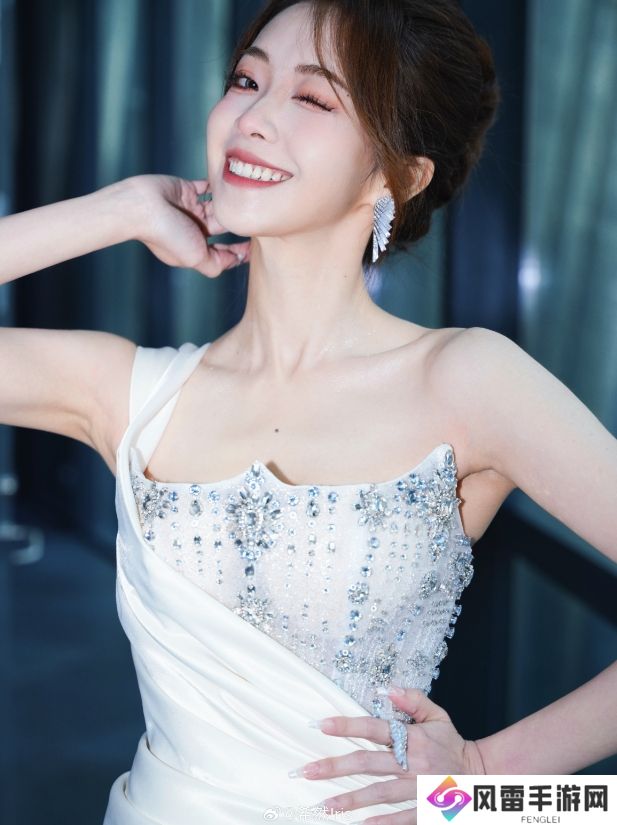 希美惊我！LPL女主持希然晒照：明年再见啦！